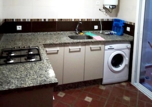 Refrigerador, parrilla de estufa y utensilios de cocina