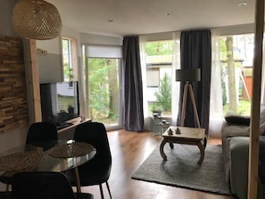 Fernseher, Kamin, Bücher, Stereoanlage