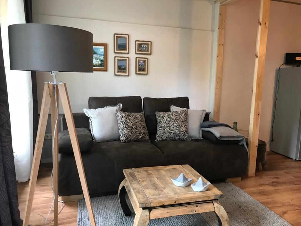 Fernseher, Kamin, Bücher, Stereoanlage