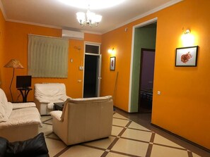 ห้องเบสิกสำหรับสี่ท่าน, หลายเตียง, วิวเมือง | ห้องนั่งเล่น | เตาผิง