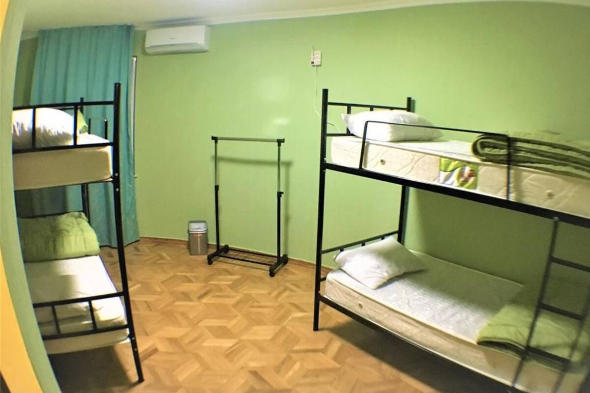 Basic-værelse til 4 personer - flere senge - byudsigt | Premium-sengetøj, mørklægningsgardiner, lydisolering