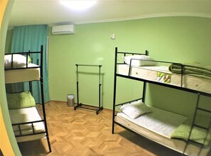 Neljän hengen perushuone, useita sänkyjä, kaupunkinäköala | Ylelliset vuodevaatteet, pimennysverhot, äänieristys