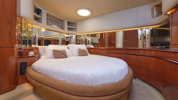Casa mobile Luxury, 2 camere da letto, non fumatori, vista porto | 2 camere, copriletto in piuma, postazione laptop, tende oscuranti