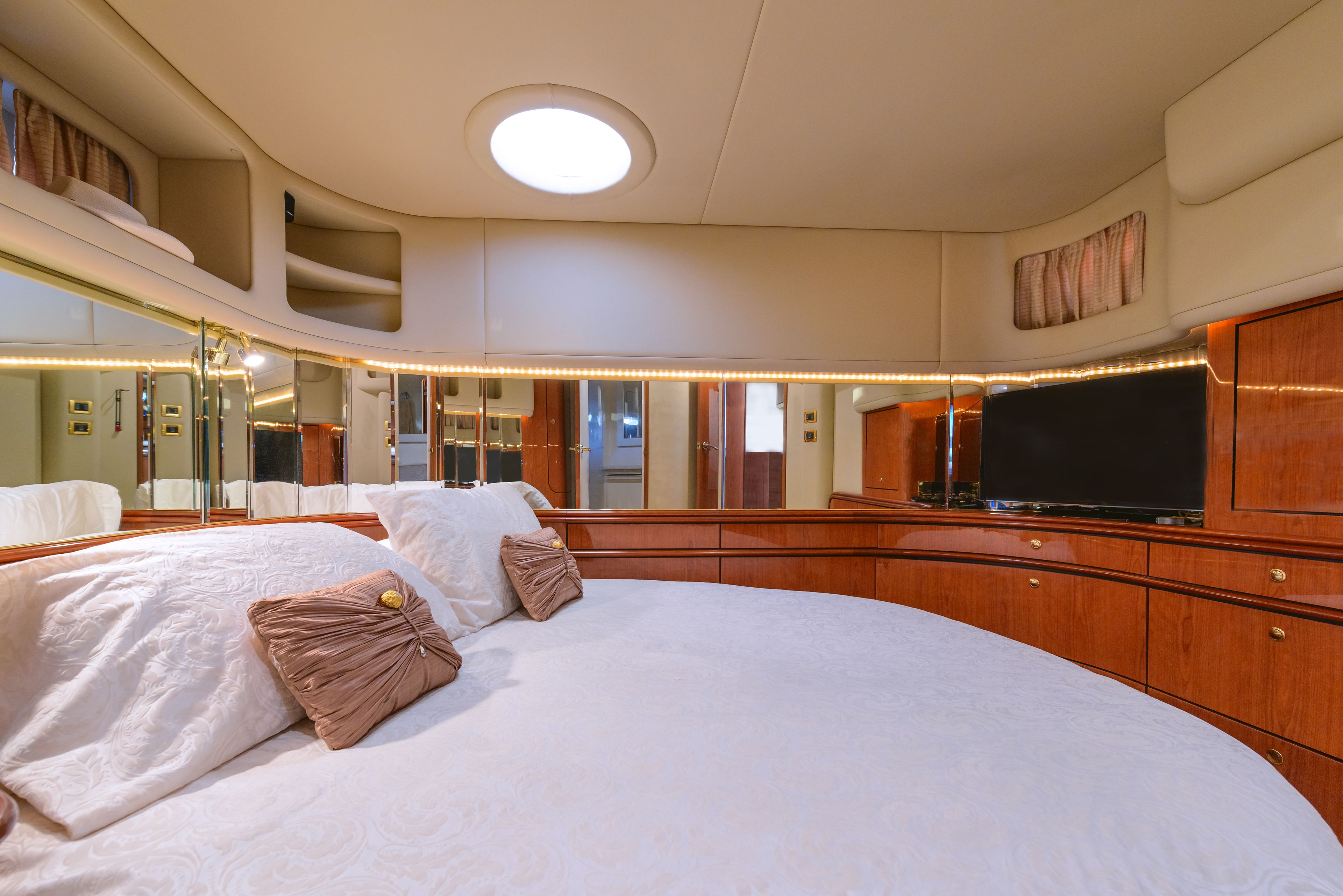 Photo - Luxury Yacht Hotel