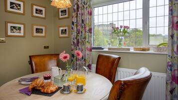 Evergreen Cottage | In-room dining