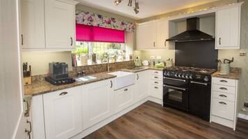 Evergreen Cottage | Private kitchen | Full-size fridge, microwave, oven, stovetop