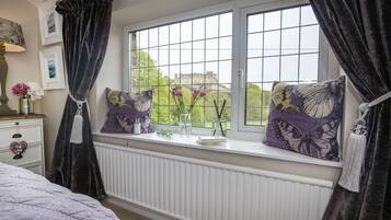 Evergreen Cottage | Iron/ironing board, free WiFi, bed sheets