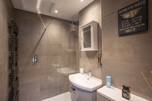 Evergreen Cottage | Bathroom | Combined shower/tub, free toiletries, hair dryer, soap