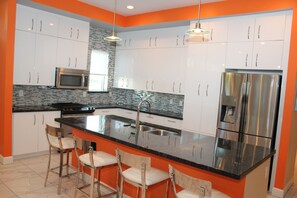 Kjøleskap, mikrobølgeovn, ovn og kokeplater