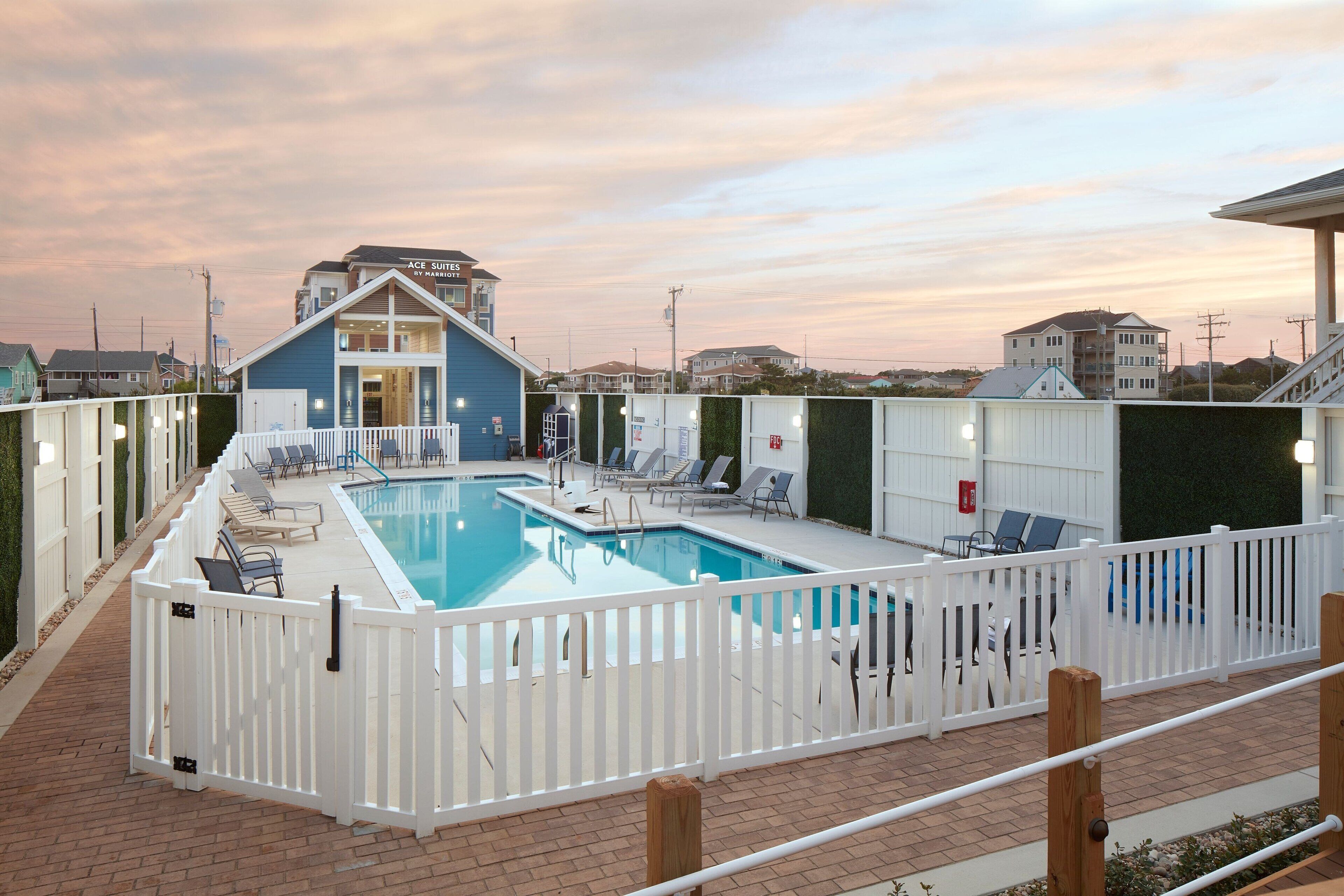 Una piscina techada, una piscina al aire libre de temporada