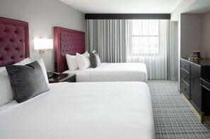 Camera, 2 letti queen, accessibile ai disabili (Roll-In Shower) | Una cassaforte in camera, con arredamento individuale, una scrivania