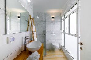 Dusche, Haartrockner, Handtücher, Seife
