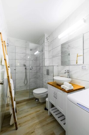 Dusche, Haartrockner, Handtücher, Seife