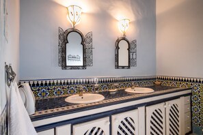 Shower, hair dryer, soap, toilet paper - Magnificent Riad (175m2) for a radiant and comfortable stay. (Salé)