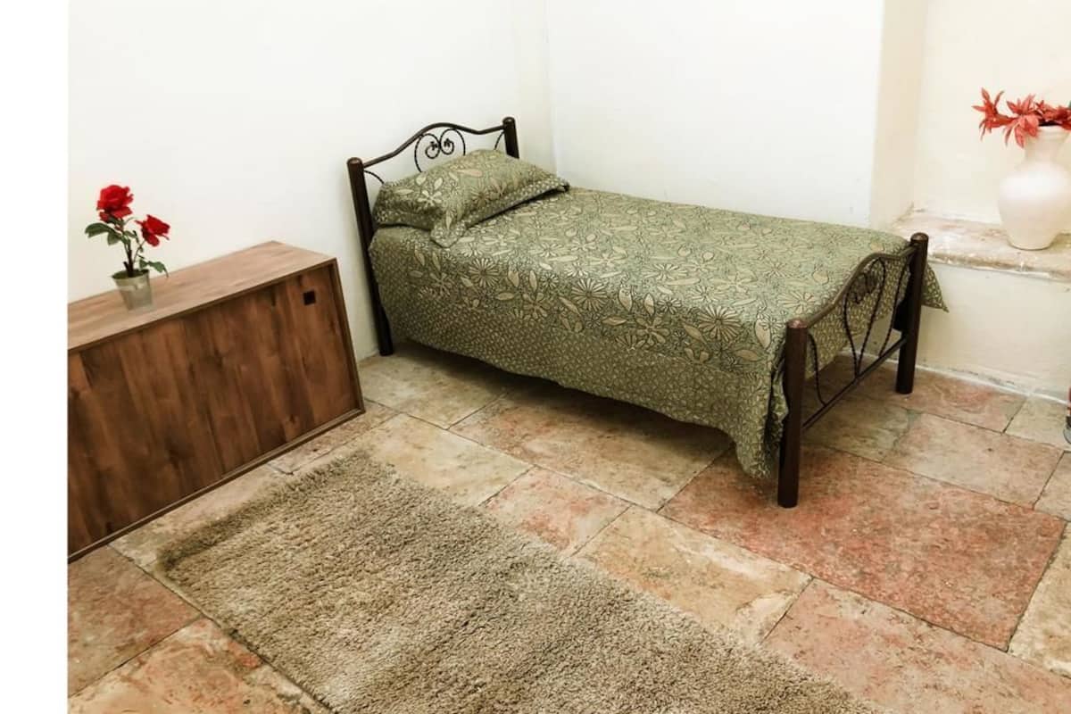 Chambre simple économique, 1 lit jumeau | AccÚs au Wi-Fi (inclus), literie fournie