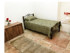 Habitación individual económica, 1 cama individual | Wifi gratis y ropa de cama 