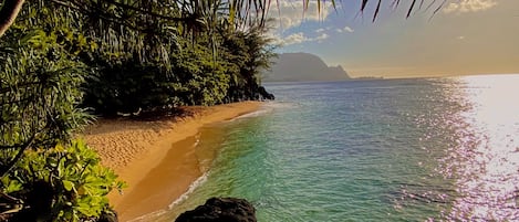 Beach nearby, sun-loungers, beach towels