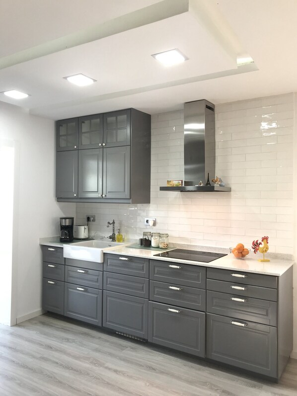 Fridge, microwave, oven, stovetop - BEAUTIFUL HOUSE 20 MIN FROM BARCELONA WITH POOL AND BARBECUE! (Cervelló)