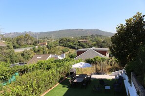 Outdoor dining - BEAUTIFUL HOUSE 20 MIN FROM BARCELONA WITH POOL AND BARBECUE! (Cervelló)