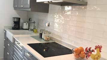 Frigorífico, microondas, horno y placa de cocina
