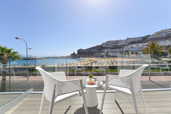 Outdoor dining - Morea Suites 3 by VillaGranCanaria (Puerto Rico)