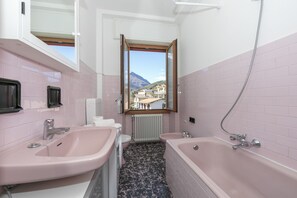 Combined shower/tub, hair dryer, bidet, towels - Il Panorama di Forster, Menaggio, Italy (Menaggio)