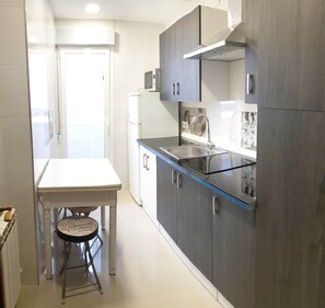 Een koelkast, een microgolfoven, een kookplaat