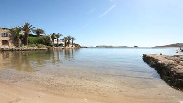 Ligstoelen aan het strand