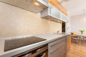 Fridge, oven, stovetop, dishwasher