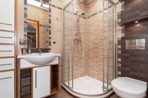 Een douche, een haardroger, handdoeken, shampoo