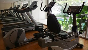Una palestra con diverse tapis roulant e un ellittica.