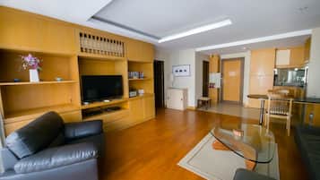 Smart TV, fireplace, DVD player, books