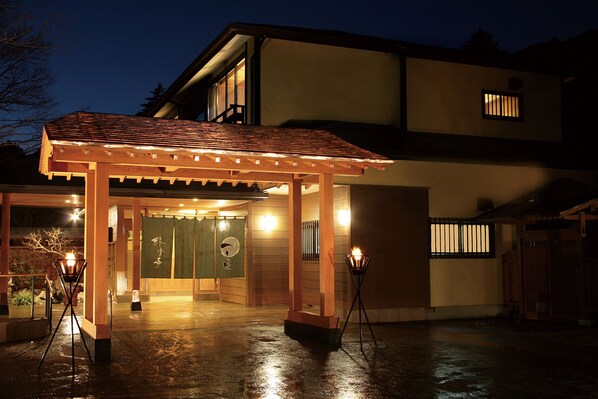 A traditional Japanese-style building with a wooden structure and a tiled roof. - Ryokusuitei (Kamogawa)