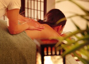 A massage therapy session in a room with a wooden chair and a green towel. - Ryokusuitei (Kamogawa)