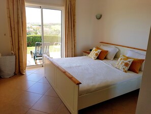 2 chambres, fer et planche à repasser, lit de bébé portatif