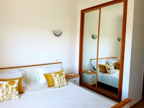 2 habitaciones, tabla de planchar con plancha y cuna de viaje 