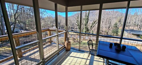 Hilltop Cottage - Hot Tub - Fireplaces - Grill - Fenced - WiFi - Pets OK