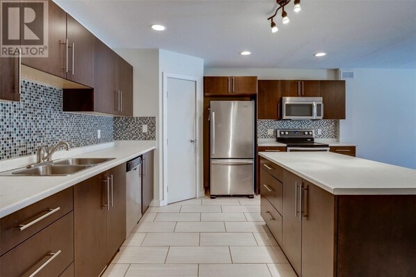 Geladeira, micro-ondas, fogão, cooktop