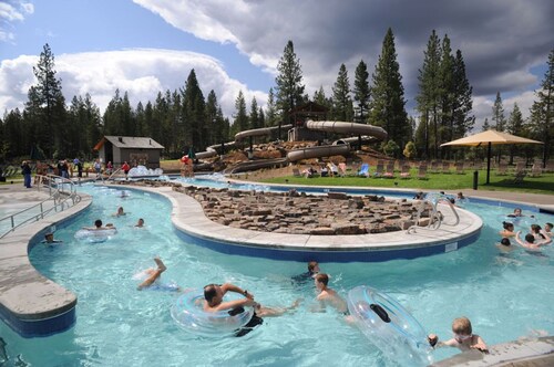 Very Close to Village, Sleeps18, 5 bed 5.5 bath+Game Room,Sauna,Hot Tub,+SHARC