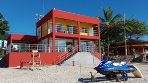 Una torre di salvataggio rossa e gialla con una scala che conduce al livello superiore.