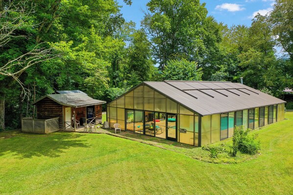 المنشأة من الخارج