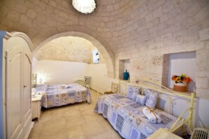 4 bedrooms, iron/ironing board, travel cot, free WiFi - La Corte del Pergolo, complex of trulli with pool and spa (Locorotondo)