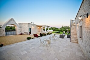 Outdoor dining - La Corte del Pergolo, complex of trulli with pool and spa (Locorotondo)