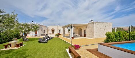 Piscina a l'aire lliure i gandules
