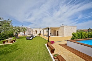 Utendørsbasseng og solsenger