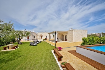 Image of La Corte del Pergolo, complex of trulli with pool and spa