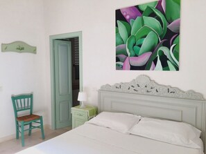 1 غرفة نوم ومكواة/لوح كي وسرير سفر