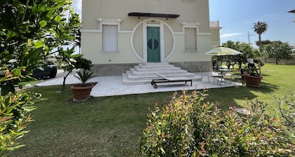 Apartamento frente al mar con jardín.