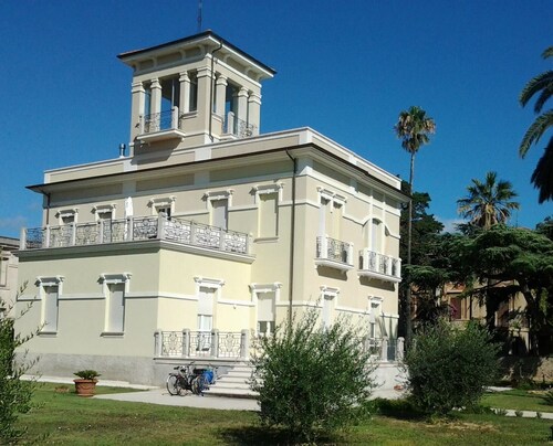 Beachfront apartment with garden