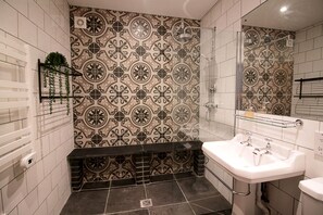 Bathtub, eco-friendly toiletries, hair dryer, soap - Creatively converted barn in rural hideaway in easy reach of the M4/A40 (Llanwrda)